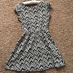 CHEVRON PRINT DRESS ((LIKE NEW))
